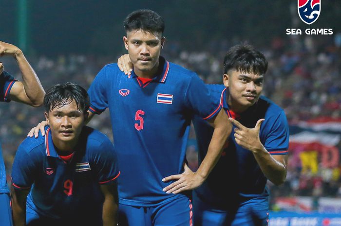 Pemain timnas U-22 Thailand, Songchai Thongcham (tengah) saat bersama para pemain Thailand.