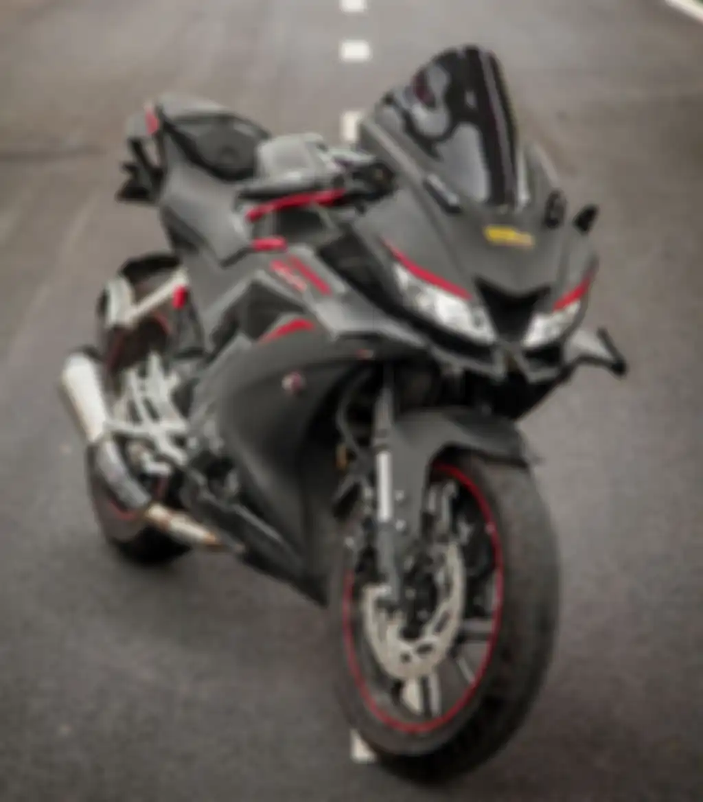 Windshield R15 ini juga diganti dengan model yang lebih tinggi