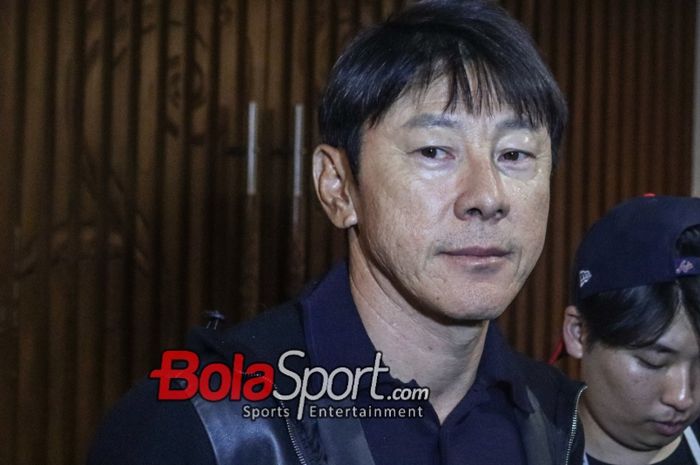 Pelatih timnas Indonesia, Shin Tae-yong, sedang memberikan keterangan kepada awak media di Le Meridien, Senayan, Jakarta, Selasa (19/12/2023).