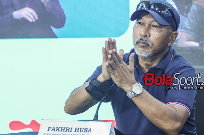 Direktur Akademi Deltras Sidoarjo dan Mantan Pelatih Timnas U-19 Indonesia, Fakhri Husaini, sedang memberikan keterangan kepada awak media di Hotel Grand Swiss Belhotel Darmo, Surabaya, Jawa Timur, Selasa (14/11/2023).