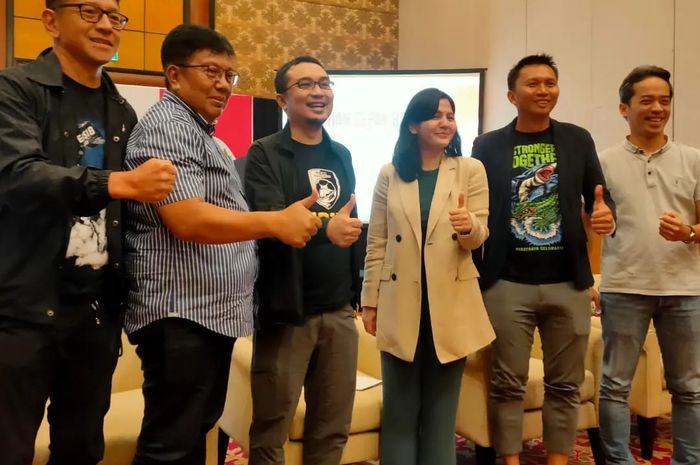 Presiden Persebaya Surabaya, Azrul Ananda (nomor dua dari kanan) dalam konferensi pers Sarasehan Sepak Bola Indonesia di hotel Sheraton, Surabaya, Sabtu (4/3/2023).