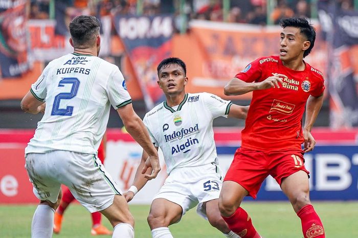 Pekan ke-11 Liga 1 2023/2024 yang mempertemukan Persija Jakarta dengan Persib Bandung.