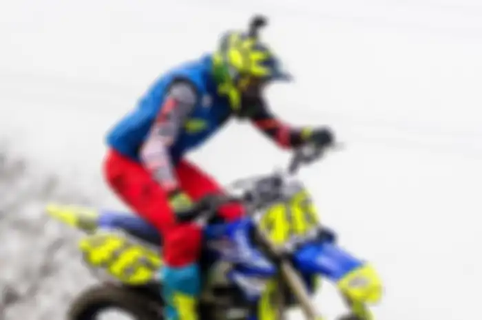 Valentino Rossi sedikit ngomong banyakin latihan. Setelah menu dirt track dilanjutkan motocross. Metode latihan yang dilakukan untuk menghadapi tes pramusim MotoGP 2020 