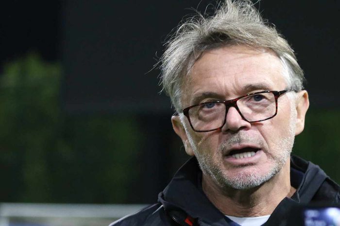 Pelatih Timnas Vietnam, Philippe Troussier. 