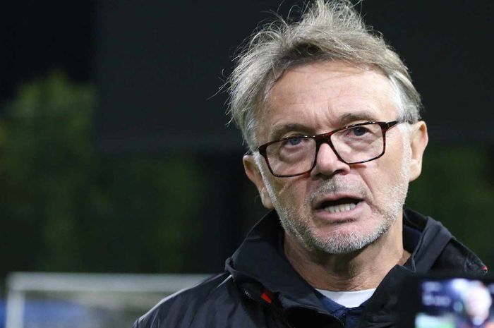 Pelatih Timnas Vietnam, Philippe Troussier. 