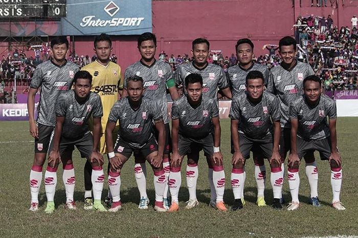 Skuat Persis Solo saat melawan Persik Kediri pada laga uji coba di Stadion Brawijaya, Kediri, pada 27 April 2019.