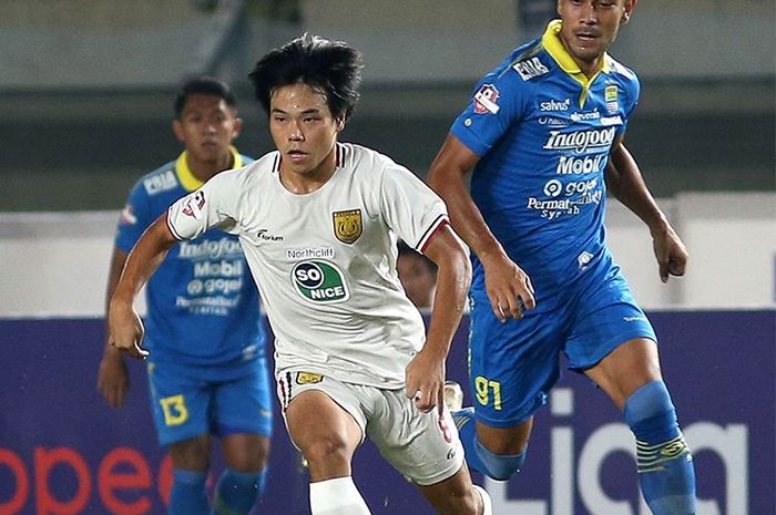 Gelandang Persela Lamongan, Kei Hirose, saat membela timnya melawan Persib Bandung pada gelaran Liga 1 2019.