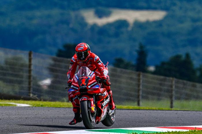 Pembalap Ducati Lenovo, Francesco Bagnaia, saat tampil pada latihan bebas MotoGP Italia di Sirkuit Mugello, Italia, 9 Juni 2023.