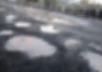 Cek Komponen Ini Bila Sering Ngehajar Lubang Jebakan Betmen di Jalan