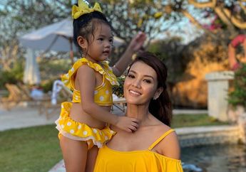 Dikaruniai Seorang Putri Cantik, Intip 3 Penampilan Kompak Farah Quin dan Yaya Saat Kenakan Baju Renang Kembar