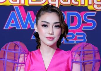 Tampil Seksi Merah Menggoda, Penampilan Celine Evangelista di Gala Premier Film Barunya Bikin Pangling!