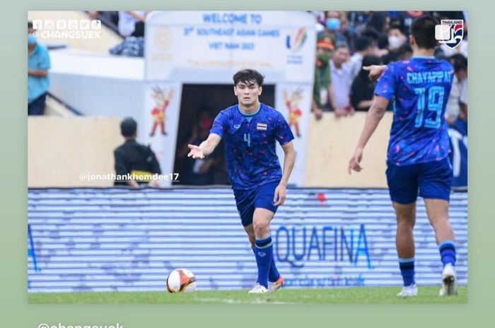 Bek timnas U-23 Thailand, Jonathan Khemdee, sedang menguasai bola.