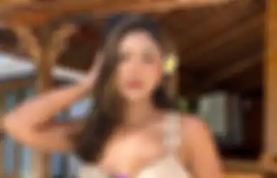 Seksi nan Classy, Ini 5 Outfit Pantai Terbaik ala Marion Jola 