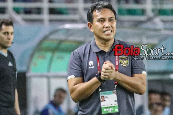 Pelatih timnas U-17 Indonesia, Bima Sakti, sedang memantau para pemainnya bertanding di Stadion Gelora Bung Tomo, Surabaya, Jawa Timur, Kamis (16/11/2023) malam.