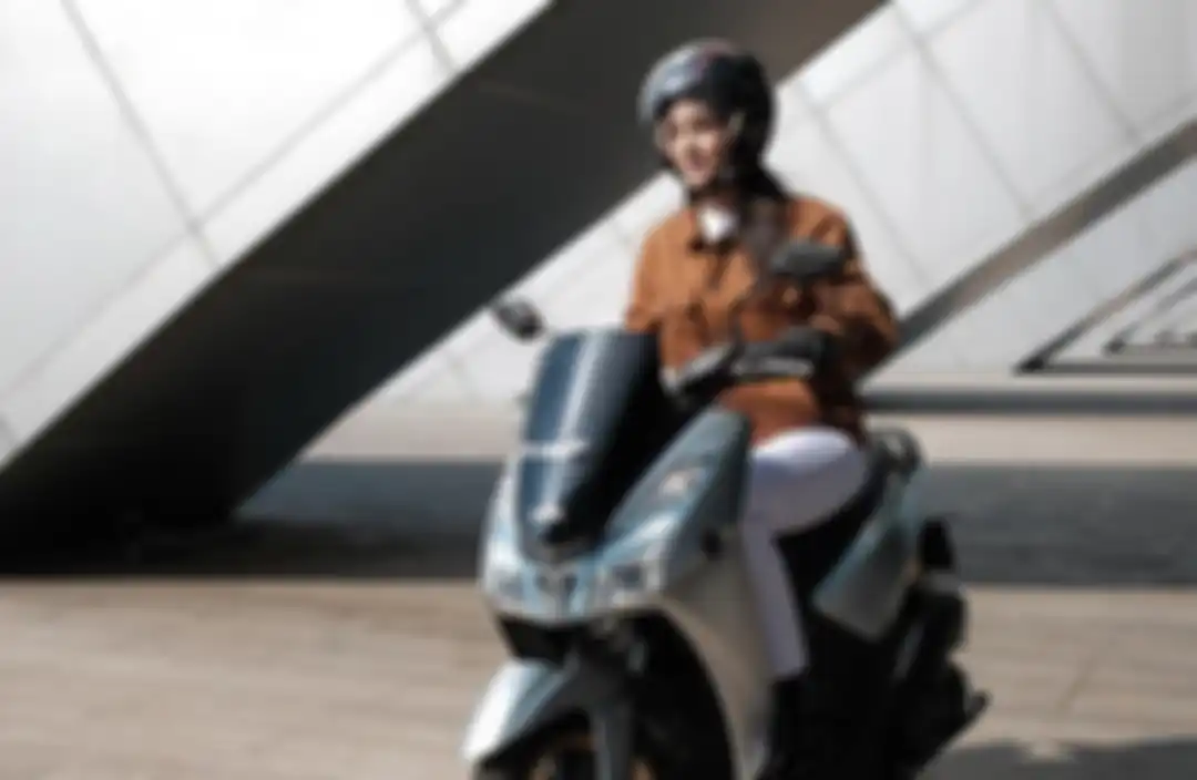 Anya Geraldine naik Yamaha Lexi.