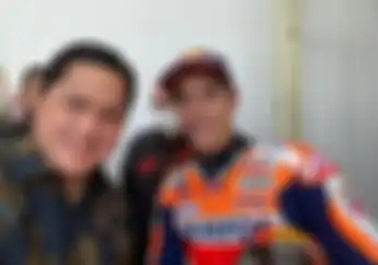 Foto Bareng Marc Marquez, Menteri BUMN Erick Thohir Bilang Salah Kostum