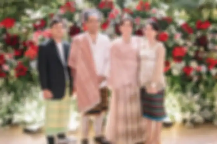 Sinta Mutiara menghadiri pernikahan kakaknya, Indah Permatasari, dengan Arie Kriting yang tak kunjung dapat restu sang ibu.