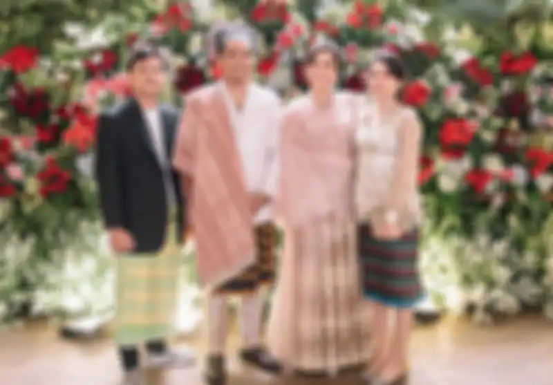 Sinta Mutiara menghadiri pernikahan kakaknya, Indah Permatasari, dengan Arie Kriting yang tak kunjung dapat restu sang ibu.