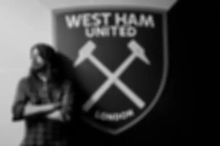 Dave Grohl di depan logo West Ham