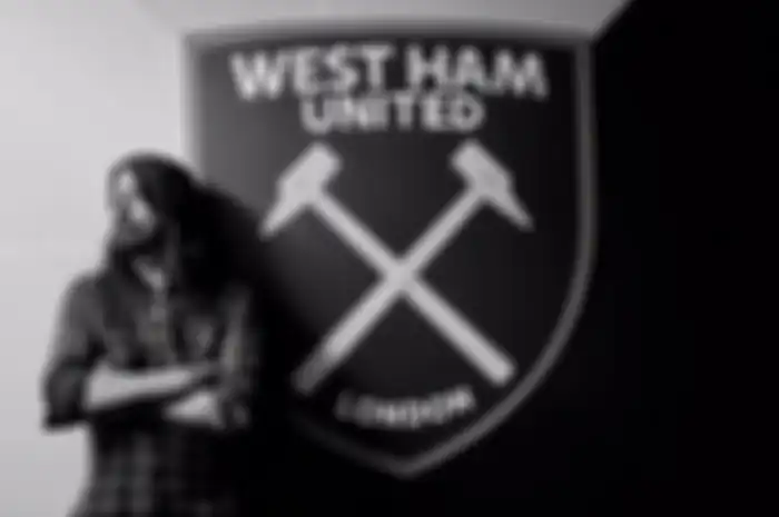 Dave Grohl di depan logo West Ham