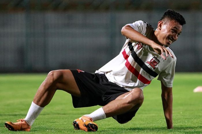 Winger baru Madura United, Rivaldi Bawuo, saat melakoni latihan perdana bersama tim barunya di Stadion Gelora Bangkalan, Madura, pada Jumat (10/1/2020).