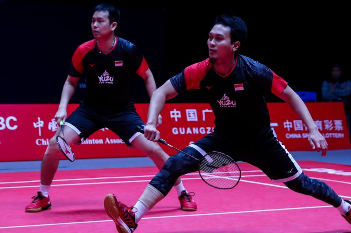 Pasangan ganda putra Indonesia, Mohammad Ahsan/Hendra Setiawan, saat menjalani laga penyisihan Grup B kontra wakil Malaysia, Aaron Chia/Soh Wooi Yik, di Tianhe Gymnasium, Guangzhou, China, Rabu (11/12/2019).