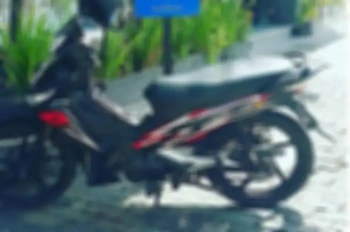 Honda Supra X salah parkir ditempat moge.