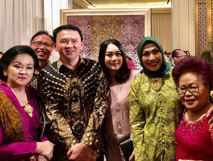 Penampilan Puput Nastiti Devi yang curi perhatian kenakan kalung Salib saat temani Ahok kondangan
