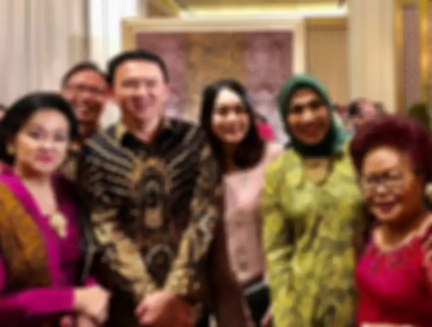 Penampilan Puput Nastiti Devi yang curi perhatian kenakan kalung Salib saat temani Ahok kondangan