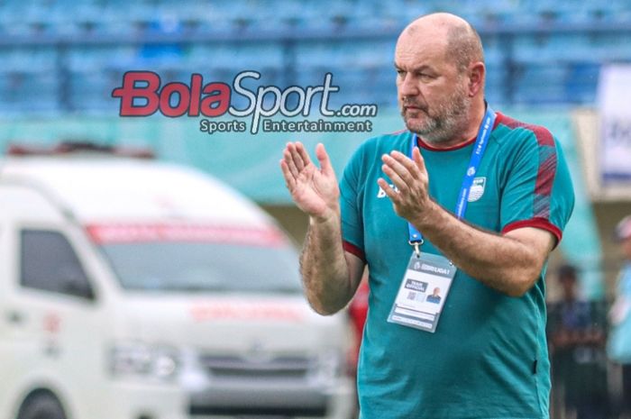 Pelatih Persib Bandung, Bojan Hodak, sedang memantau para pemainnya bertanding di Stadion Si Jalak Harupat, Bandung, Jawa Barat, Sabtu (9/3/2024) siang.