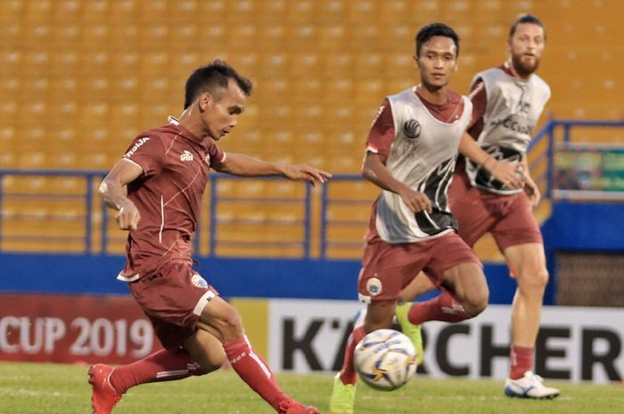 Riko Simanjuntak, Dany Saputra, serta Steven Paulle dalam official training Persija Jakarta di Stadion Go Dau, Vietnam, Selasa (30/4/2019).