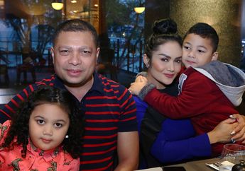 Intip Kompaknya Keluarga Krisdayanti Kembaran Baju Lebaran Nuansa Biru