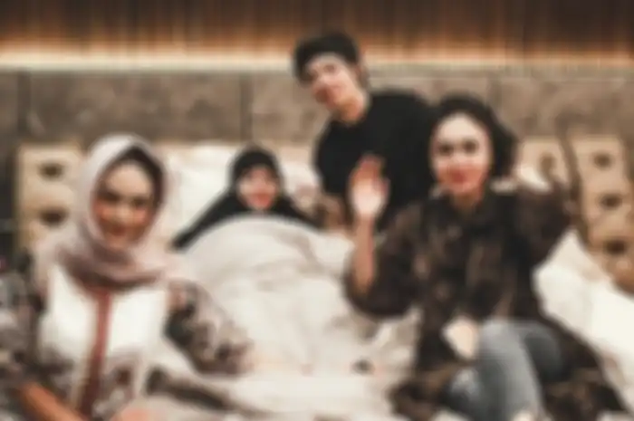 Krisdayanti bersama Yuni Shara saat menjenguk Aurel Hermansyah dan Atta Halilintar. Kekhawatiran Krisdayanti pada Aurel Hermansyah seperti jadi kenyataan.