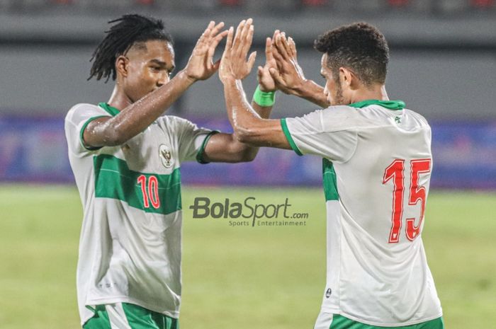 Ronaldo Kwateh (kiri) nampak menyambut Ricky Kambuaya yang mampu mencetak satu gol Pemain timnas Indonesia, Ricky Kambuaya, melakukan selebrasi seusai mencetak satu gol dalam laga di Stadion Kapten I Wayan Dipta, Gianyar, Bali, 30 Januari 2022.