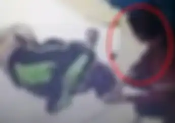Sungguh Tega! Video Maling Tertangkap CCTV Mencuri Dari Driver Ojol Yang Tertidur