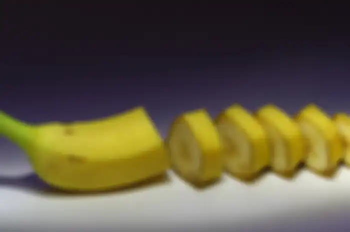 Pisang memang enak dan bermanfaat, bukan hanya dagingnya, tapi kulitnya juga. 9 manfaat tak terduga ini akan Anda dapat dari kulit pisang, lo.