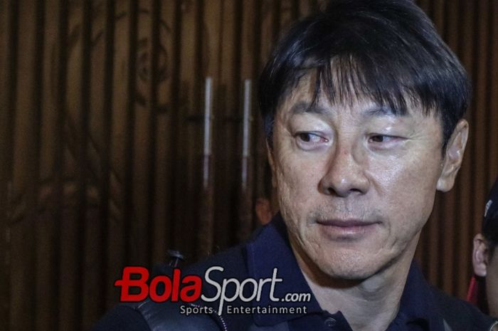 Pelatih timnas Indonesia, Shin Tae-yong, sedang memberikan keterangan kepada awak media di Le Meridien, Senayan, Jakarta, Selasa (19/12/2023).