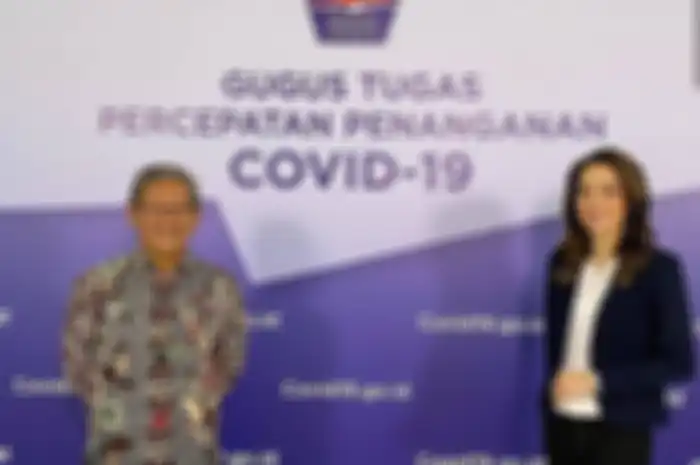 Achmad Yurianto bersama dokter Reisa