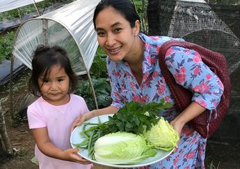 Mengintip Foto Romantis Kehamilan Happy Salma Bersama Sang Anak