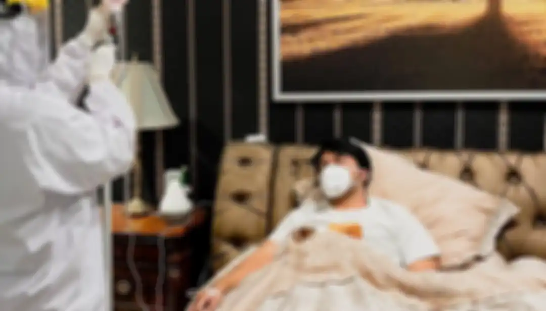 Thariq Halilintar terbaring di tempat tidur karena Covid-19.