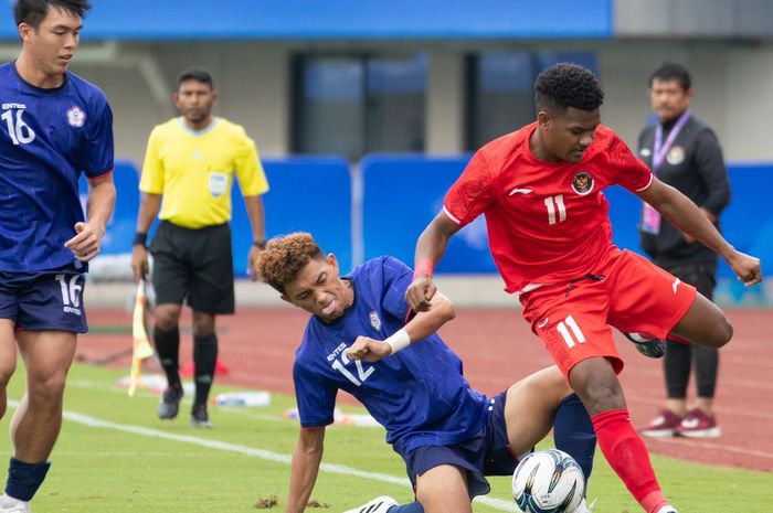 Striker timnas U-24 Indonesia, Ramai Rumakiek, saat menghadapi pemain Taiwan