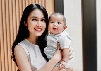 Mikhael Moeis Genap Berusia Lima Bulan, Sandra Dewi Dandani sang Putra Pakai Jumpsuit Seharga Rp 2,7 Juta!