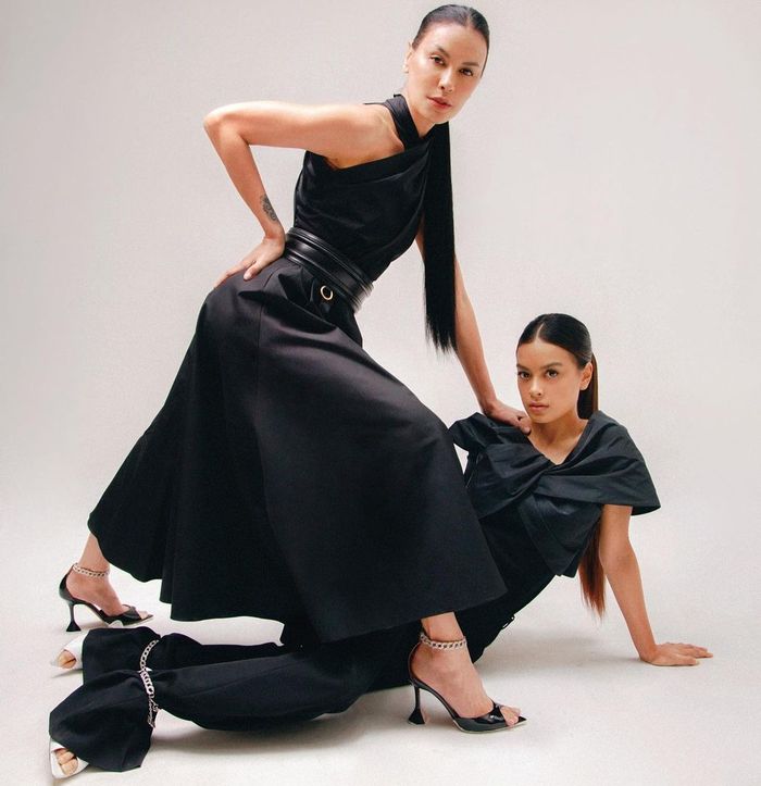 Potret Sophia Latjuba dan Eva Celia saat pemotretan bersama.