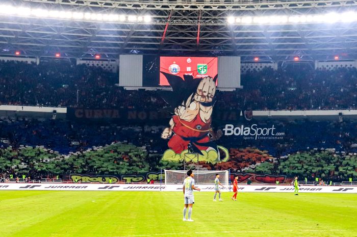 Suporter Persija, The Jakmania, melakukan aksi koreografi dalam laga pekan kelima Liga 1 2023 di Stadion Utama Gelora Bung Karno, Senayan, Jakarta, Minggu (30/7/2023).