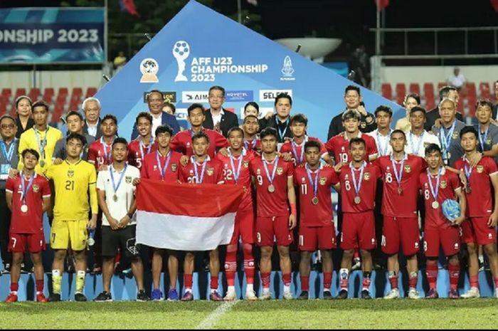 Timnas U-23 Indonesia bersama pengurus PSSI berfoto sebagai runner-up Piala AFF U-23 2023 di Rayong, Thailand, Sabtu (26/8/2023).