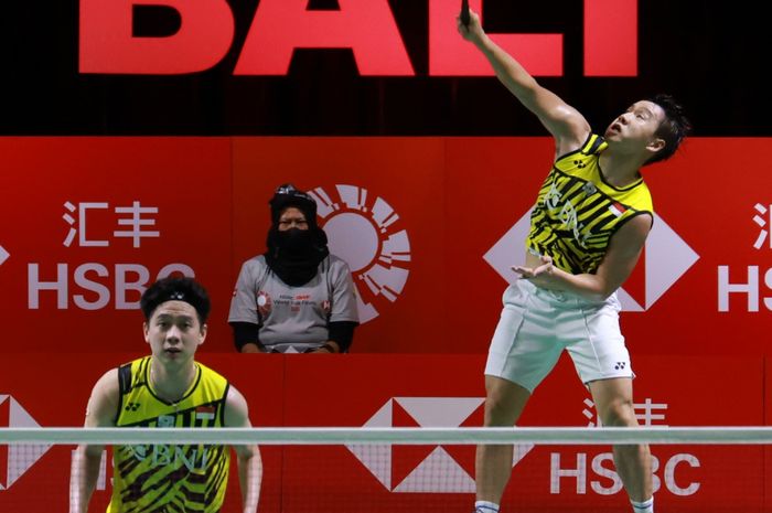 Pasangan ganda putra Indonesia, Marcus Fernaldi Gideon/Kevin Sanjaya Sukamuljo, saat bertanding melawan wakil Taiwan, Lee Yang/Wang Chi-Lin, pada laga penyisihan Grup A BWF World Tour Finals 2021 di Bali International Convention Centre &amp; Westin Resort, Nusa Dua, Bali, Rabu (1/12/2021).