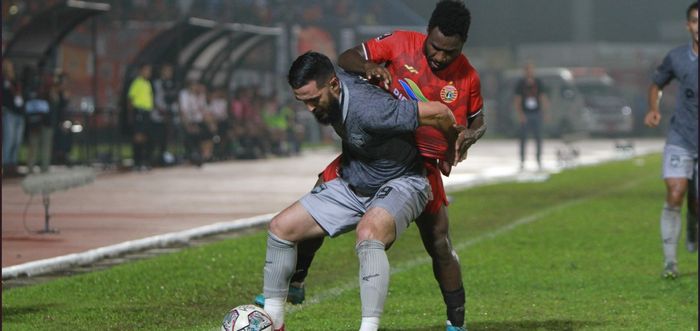 Pemain Persija Jakarta Ricky Cawor dan Javlon Guseynov dari Borneo FC sedang memperebutkan bola dalam lanjutan babak penyisihan Grup A Piala Presiden 2022 di Stadion Segiri, Samarinda, Sabtu (25/6/2022).