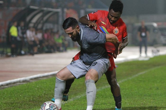 Pemain Persija Jakarta, Ricky Cawor, dan Javlon Guseynov dari Borneo FC sedang memperebutkan bola dalam lanjutan babak penyisihan Grup A Piala Presiden 2022 di Stadion Segiri, Samarinda, Sabtu (25/6/2022).