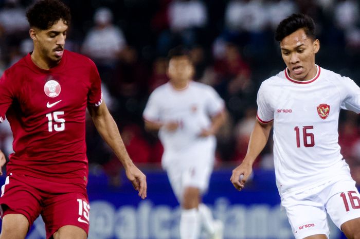 Pemain timnas U-23 Indonesia, Arkhan Fikri, saat berduel dengan pemain Qatar dalam laga perdana grup A Piala Asia U-23 2024, Senin (15/4/2024).