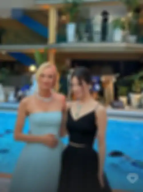 Momen Song Hye Kyo foto bersama dengan Diane Kruger,